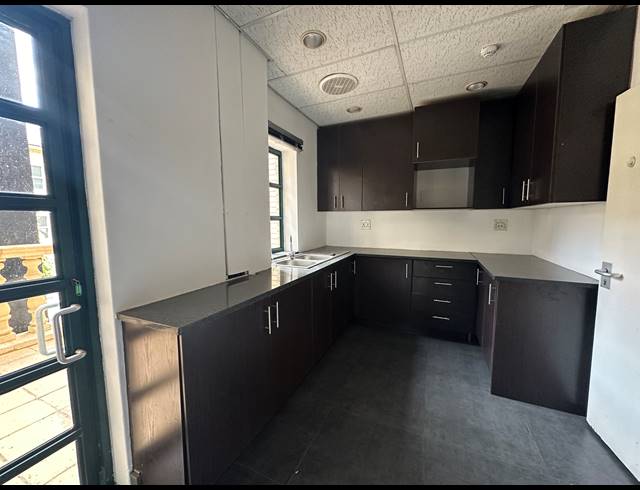 1,910M² OFFICE TO LET IN SUNNINGHILL